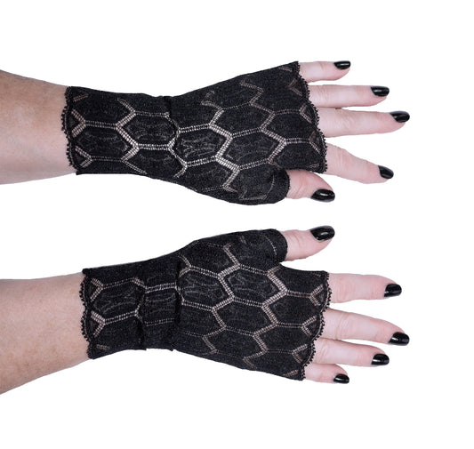 ein paar fingerlose gothic Handschuhe, schwarz,  blickdicht mit geometrischem Muster aus Spitze in Handarbeit hergestellt. Das Paar Hände hat schwarz lackierte Fingernägel.  