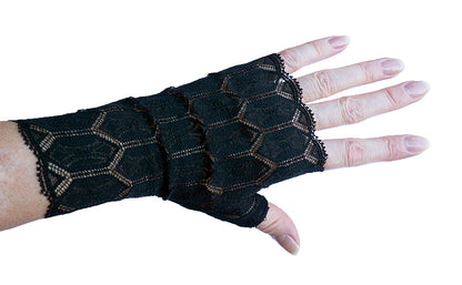 ein einzelner Handschuh an einer Hand, ohne lackierte Fingernägel für einen eher förmlichen, geschäftlichen Anlass. Diese Handschuhe schmücken jede Hand und peppen die Garderobe auf. sie sind eher schlicht und doch pompös in ihrer Funktion. leicht elastisch. Größen von XS bis XL also von zierlichen bis breiten großen Händen. für jeden etwas dabei.