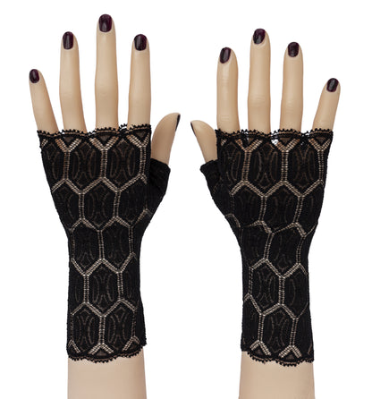 noch einmal Ansicht mit beiden Händen, diesmal nicht am Menschen sondern Puppe, in Nahaufnahme für details. Auffällig ist das geometrische Muster. Handschuhe sind tief schwarz und beliebt, ohne Bogenkante, glatte Saumabschlüsse
