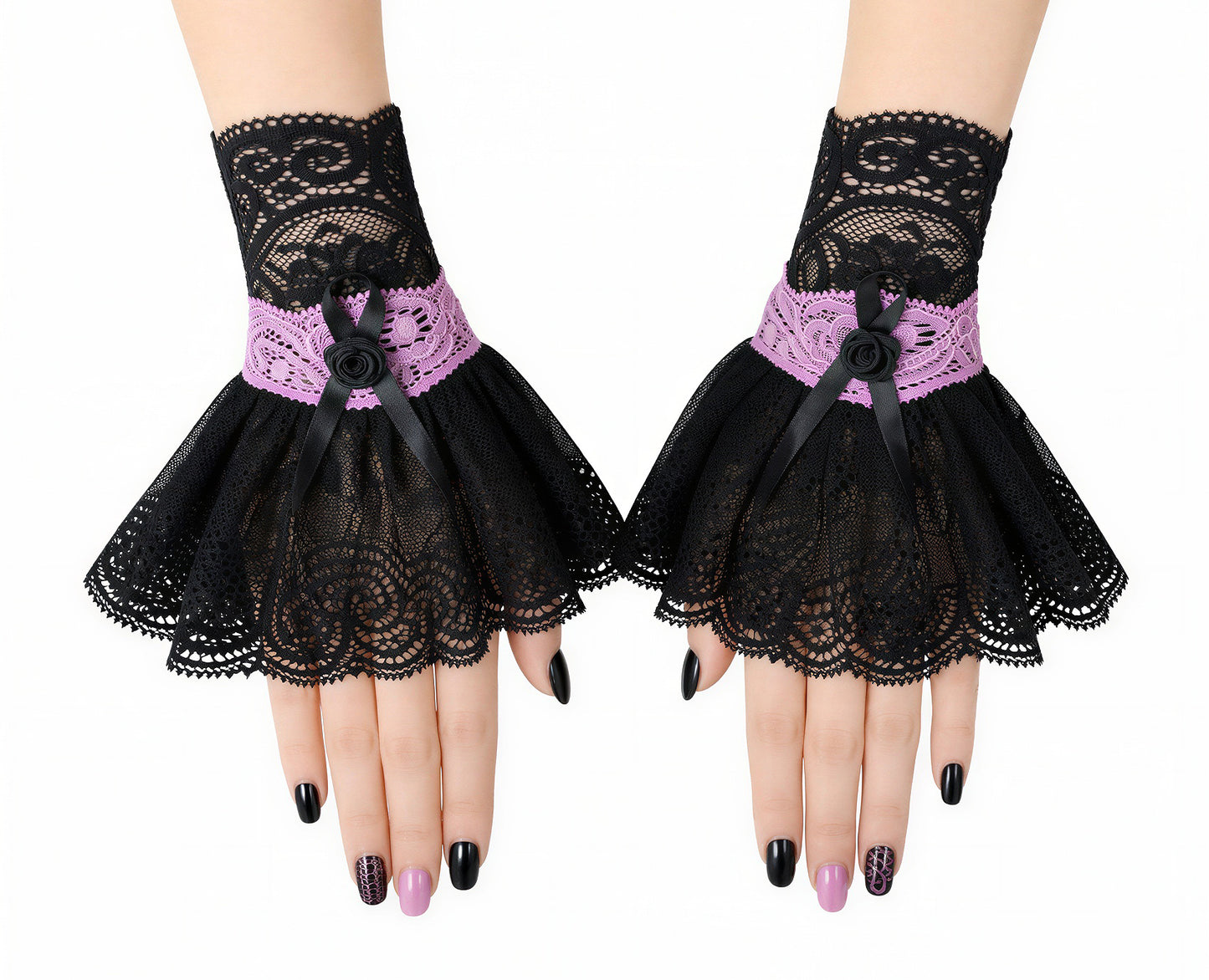 kleine Stulpen, Manschetten im gothic lolita Stil, rosa schwarz in Handarbeit genäht in Deutschland, in 7 Größen für Damen erhältlich, hier an Damenhänden nebeneinander drappiert fotografiert mit kunstvoll gestalteten Fingernägeln auf weißem Hintegrund, professionelle Studio Beleuchtung. Unikat von Mouska Alfar. handgefertigt in Deutschland.