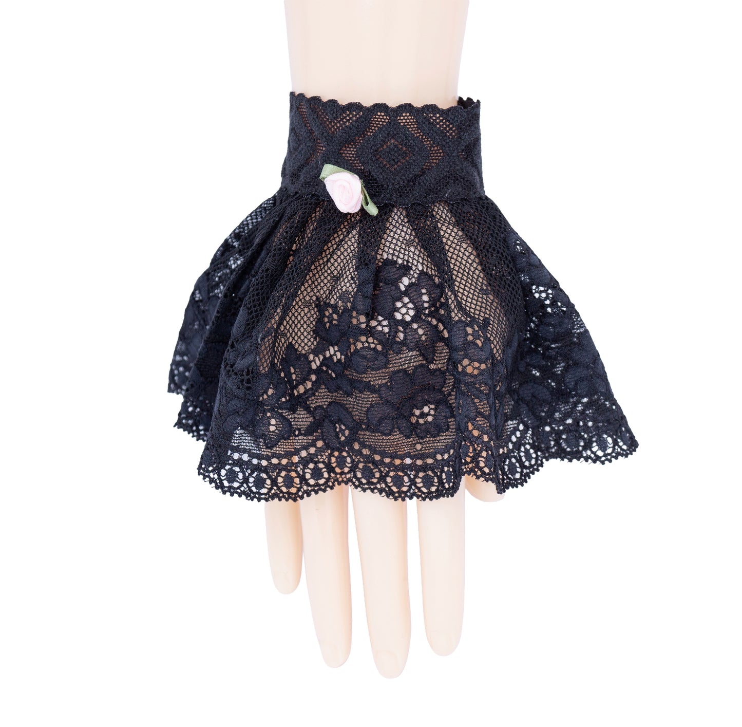 eine einzelne Gothic Manschette / Stulpe Detailansicht des Musters. man sieht hervorragend die Musterung und den Stil mit schwingendem Röckchen und Bogenkante am Saum. 100% Slow Fashion.