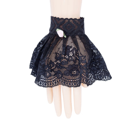 eine einzelne Gothic Manschette / Stulpe Detailansicht des Musters. man sieht hervorragend die Musterung und den Stil mit schwingendem Röckchen und Bogenkante am Saum. 100% Slow Fashion.