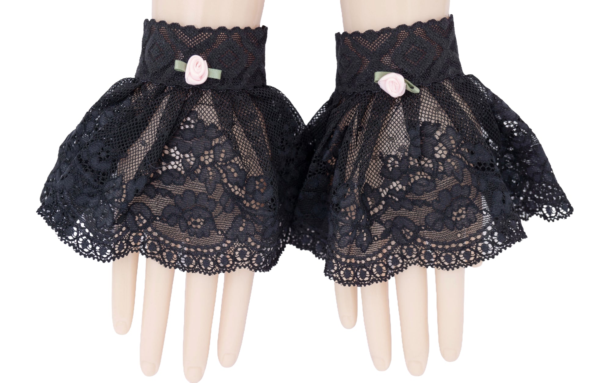 mini Stulpen Manschetten bestehend aus Spitzenband mit Röckchen angenäht. An zwei Puppenhänden dargestellt. Netz-Spitze mit Musterung und kleiner rosa Rose verziert. Ideales Dark Styles Accessoire für Punk & Gothic Outfits. Auch als Geschenk + Mitbringsel. Von hoher Qualität, aus asiatisch gemusterter Spitze, deutsche Produktion. Gute Passform, gerafftes Rockteil. Farbe schwarz. Manufaktured in Hamburg. 