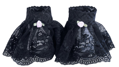 zwei gothic lolita kleine darkstyle Manschetten. Aus hochwertiger Spitze und Spitzenband in schwarz und asiatischer Musterung, gerafftes Rockteil, mittig mit Satinrose verziert. Handarbeit. Gefertigt in Deutschland.
