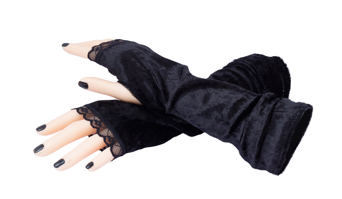 ein Paar gothic übereinander liegende Armstulpen aus Samt mit Spitze, schwarz lackierte Fingernägel. Handarbeit von Mouska Alfar