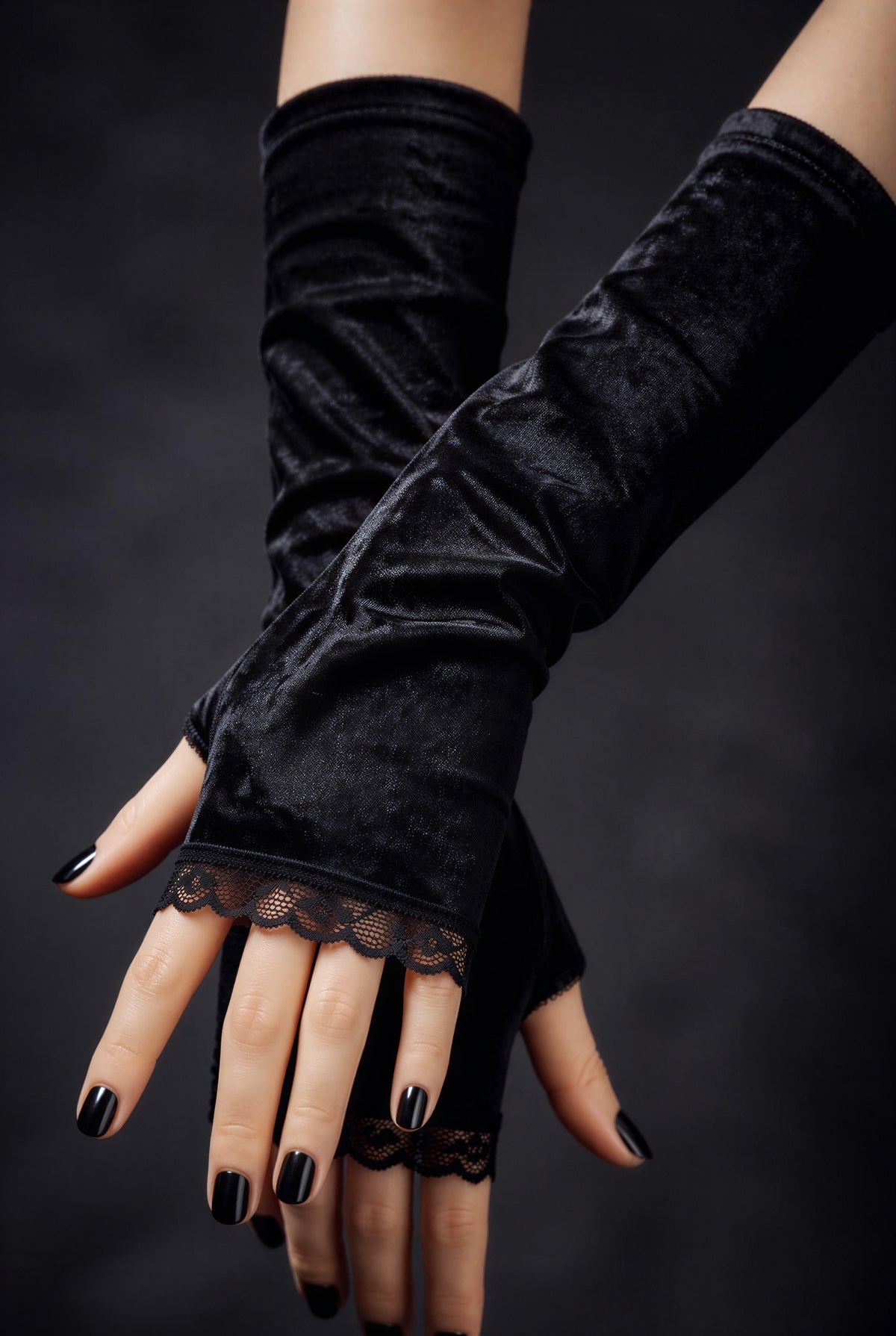 leichte, samtige gothic Armstulpen sind ein fluffiges Accessoire für alle Darkstyles. Schwarz ist neutral und ein Schmuckstück auch für Trauer, Konfirmation, Kommunion, Beerdigung, Messe, Gottesdienst oder ähnliches. Sie sind anschmiegsam und körpernah geschnitten, ungefüttert und reichen über den Handrücken bis zu den Fingerknöcheln mit einer dekorativen Spitze drum herum.