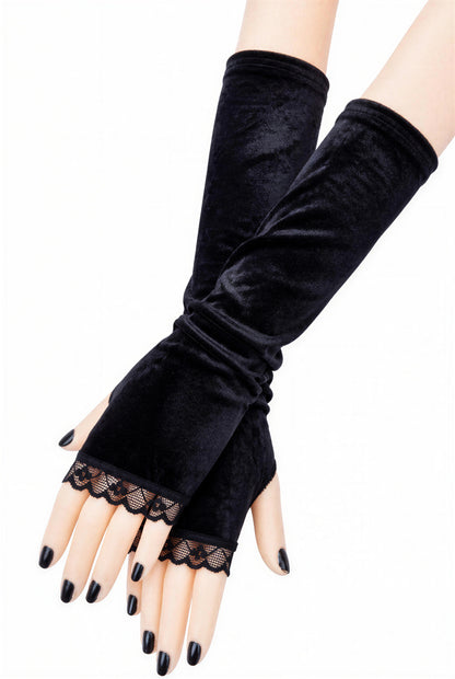 ein Paar gothic Armstulpen aus Samt in schwarz mit Spitze verziert, übereinander liegende Arme, Hände mit der Spitze auf dem Handrücken, auch das Daumenloch, schön zu sehen. schwarz lackierte Fingernägel. Handarbeit von Mouska Alfar