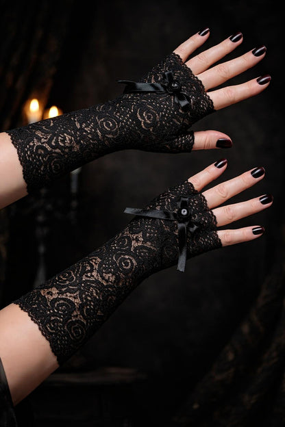 event Ansicht der schwarzen Handstulpen, ambiente gothic darkstyle, beide Hände und Arme zu sehen mit Detail der Satinrose & Schleife