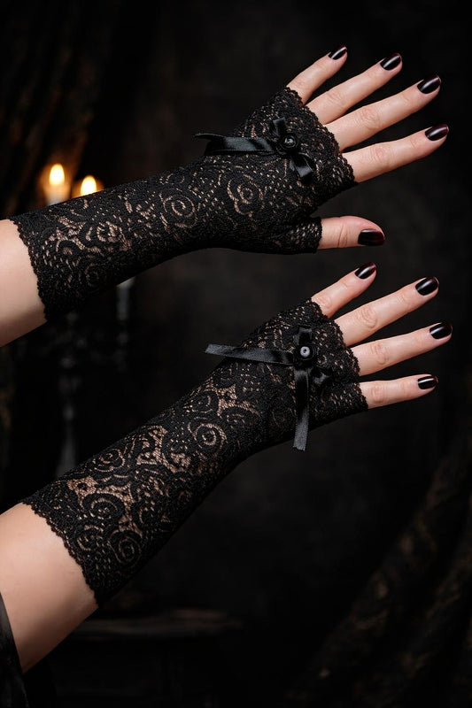 event Ansicht der schwarzen Handstulpen, ambiente gothic darkstyle, beide Hände und Arme zu sehen mit Detail der Satinrose & Schleife