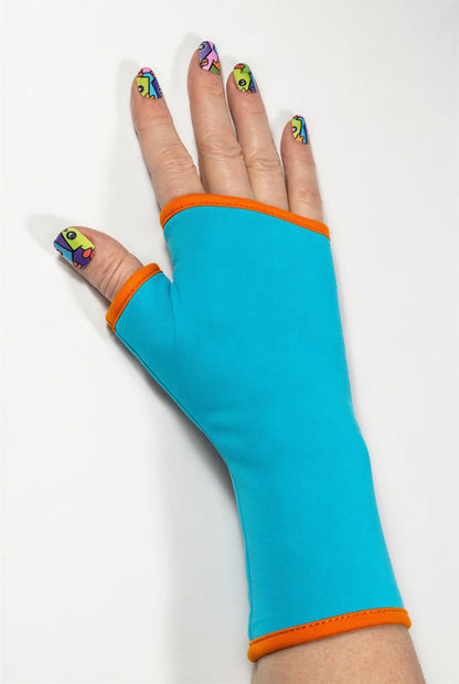 Einzel Basic Handschuh ohne Finger, fotografiert an einer Damenhand, die auf dem Tisch liegt. Bunt lackierte Fingernägel, sehr stylisch und exklusiv. Aus Baumwolle Jersey mit Paspel, gefüttert. Oberstoff türkis, Futter orange.