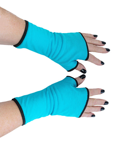 ein Paar Damen unisex Handschuhe aus Baumwolle Jersey mit Paspel, gefüttert. Oberstoff türkis, Futter schwarz. An Damenhänden fotografiert die seitlich im Bild liegen und das ganze Foto ausfüllen, mit lackierten Fingernägeln. Von Mouska Alfar Alternative Mode Design aus Hamburg, Deutschland