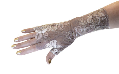 noch eine einzelne Damenhand mit dem Chabby Handschuh. Bei diesem Accessoire muss man unweigerlich an ein bäuerliches Bauernmalerei Ambiente denken! Hier ist der Hintergrund weiß