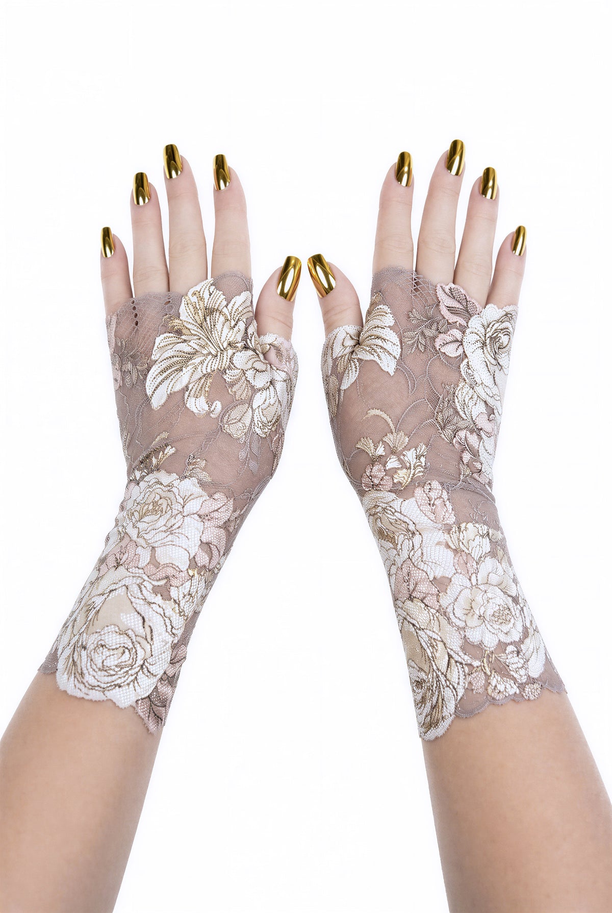 ein Paar Chabby Landhaus Handschuhe an zwei Damenhänden,- Armen dargestellt. Man sieht hier sehr gut die Länge und die großen mega Blumen. Kann in 5 Größen genäht und bestellt werden.