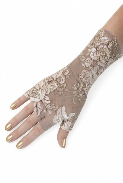 weitere einzelne Hand mit goldenen Fingernägeln. Handschuhe lang fingerlos in taupe beige Vintage Tanz Tee Stil mit riesigen Blumen. Die Hand liegt schön sichtbar und detailliert quer im Bild. Slow Fashion von Mouska Alfar Hamburg.