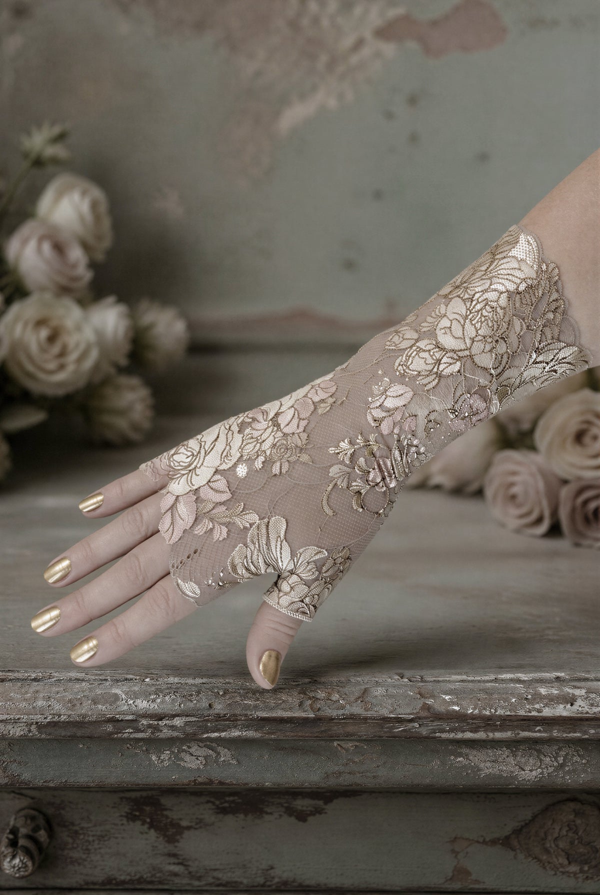 ein einzelner Spitzen Handschuh ohne Finger im Vintage Ambiente dargestellt an einer Frauenhand. Boho Hippie Landhaus Chabby chic in 5 Größen. Handschuhe sind lang.
