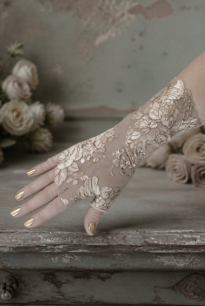 ein einzelner Spitzen Handschuh ohne Finger im Vintage Ambiente dargestellt an einer Frauenhand. Boho Hippie Landhaus Chabby chic in 5 Größen. Handschuhe sind lang.