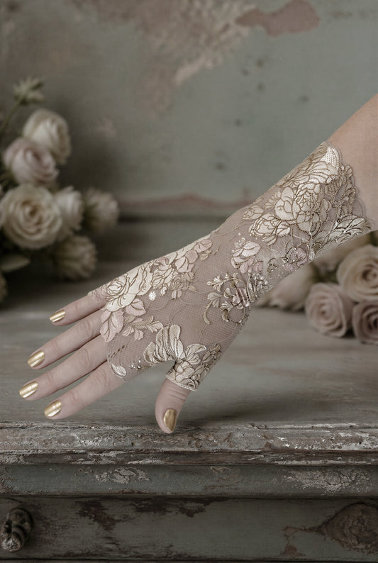 ein einzelner Spitzen Handschuh ohne Finger im Vintage Ambiente dargestellt an einer Frauenhand. Boho Hippie Landhaus Chabby chic in 5 Größen. Handschuhe sind lang.