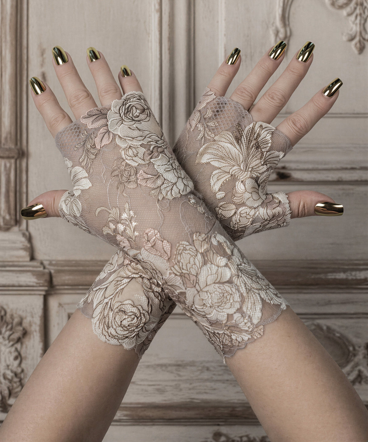 Handschuhe aus Spitze ohne Finger im Vintage Chabby Ambiente fotografiert an zwei übereinander liegenden Damenhänden.