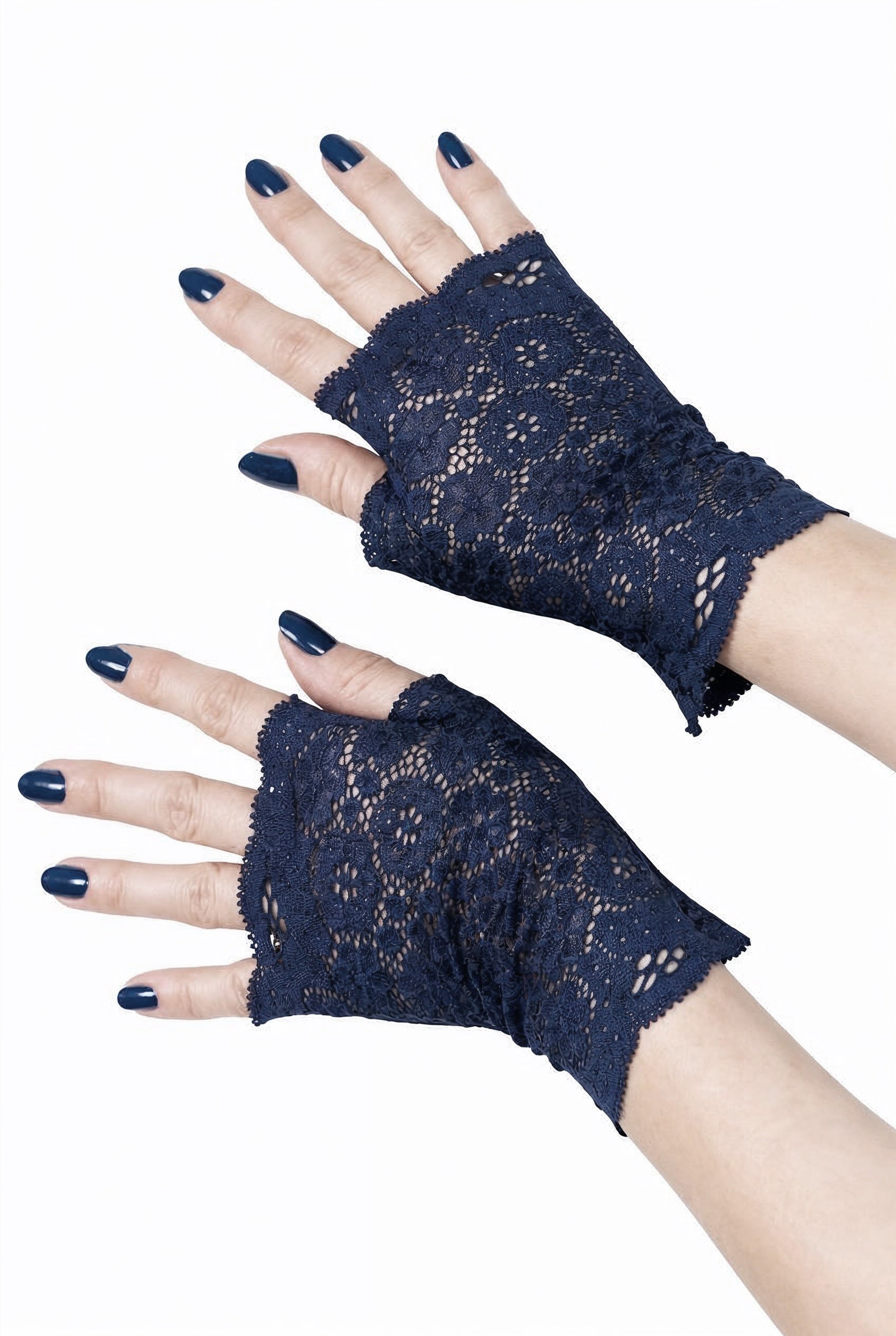 ein Paar Damen Hände tragen fingerlose Handschuhe, in dunkelblauer Farbe mit lackierten Fingernägeln, aus Spitzen-stoff, blickdicht, geblümt, robust und pfegeleicht und günstig. Handgefertigt in Deutschland auf Bestellung. Halb seitlich fotografiert.