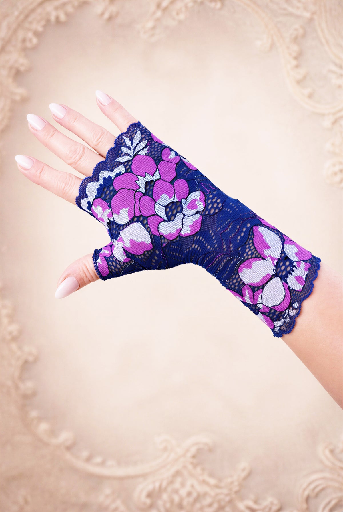 eine einzelne Hand abgebildet mit dem Vintage Blumen Handschuh in dunklen blau lila magenta Tönen. Handgefertigt in Deutschland, in 5 Größen auf Bestellung.