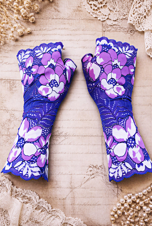 ein Paar Damen Spitze Handschuhe fingerlos mit großen Blumen in violett lila magenta liegen in flatlay mitten im Bild auf Vintage Ambiente Hintergrund.
Handarbeit Hippie Boho Handschmuck