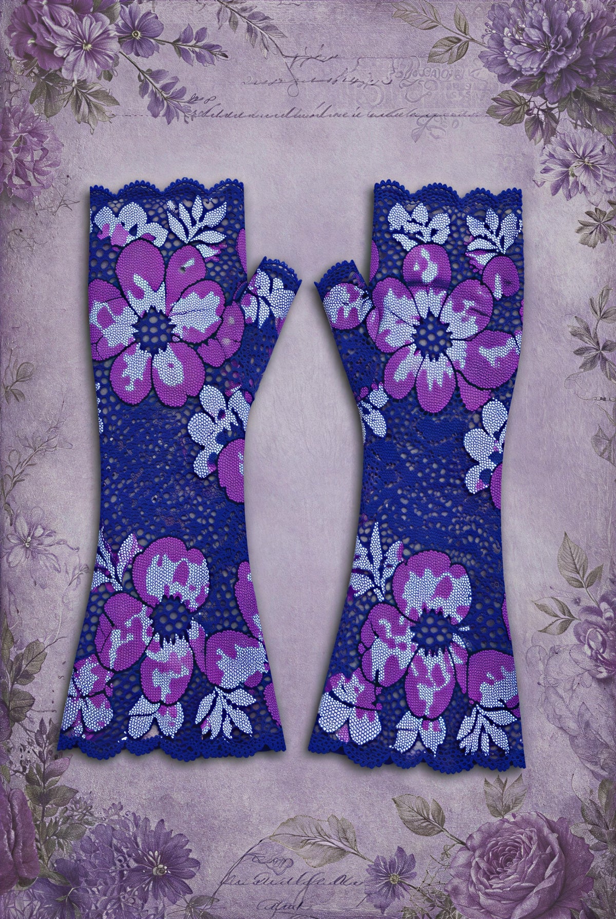 ein Paar Damen Spitze Handschuhe fingerlos mit großen Blumen in violett magenta liegen in flatlay mitten im Bild auf Vintage Ambiente Blümchen Hintergrund.