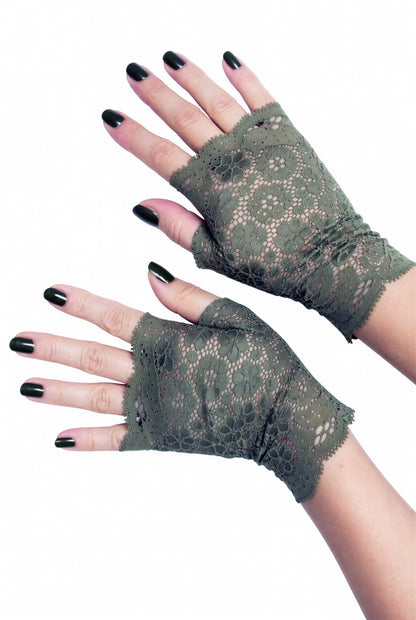 ein Paar Damen Hände tragen fingerlose Handschuhe, in mittelgrüner Farbe, Stich ins oliv, mit lackierten Fingernägeln, aus Spitzen-stoff, blickdicht, geblümt, robust und pfegeleicht und günstig. Handgefertigt in Deutschland auf Bestellung. Halb seitlich fotografiert. Hier sieht man das Blumemmuster besonders gut.