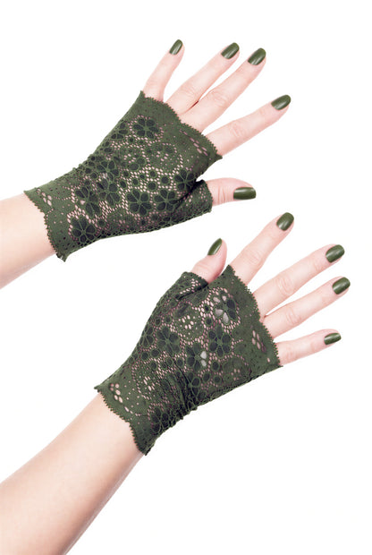 ein weiteres Paar Damen Hände tragen fingerlose Handschuhe, khaki grün, lackierte Fingernägel. Die Handschuhe sind halb seitlich dargestellt.
