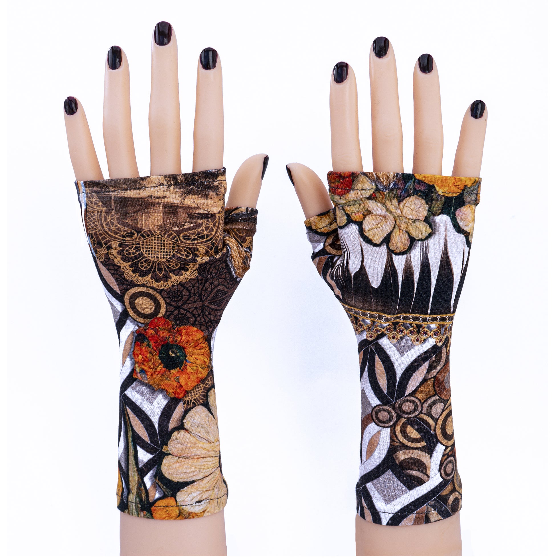 noch einmal dasselbe Motiv, nur größer, für mehr Details fotografiert: ein paar robuste Damen Handschuhe ohne Finger mit bunt abstrakten Muster in Herbst Tönen,  aus dickem Baumwoll Tricot Jersey von Mouska Alfar, in Handarbeit hergestellt.
Auf dieser Seite an Modellhänden präsentiert, die auf dem Tisch stehen, lackierte Fingernägel, von vorne, frontal.