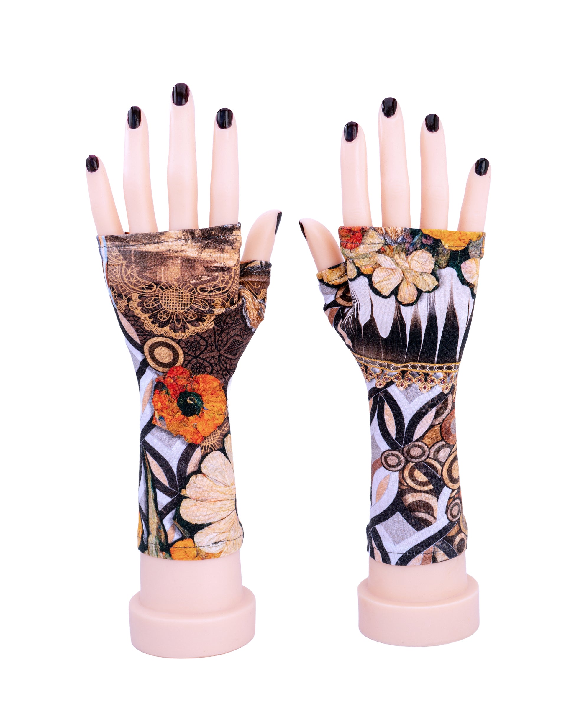 ein paar robuste Damen Handschuhe ohne Finger mit bunt abstrakten Muster in Herbst Tönen,  aus dickem Baumwoll Tricot Jersey von Mouska Alfar, in Handarbeit hergestellt.
Auf dieser Seite an Modellhänden präsentiert, die auf dem Tisch stehen, lackierte Fingernägel, von vorne, frontal.