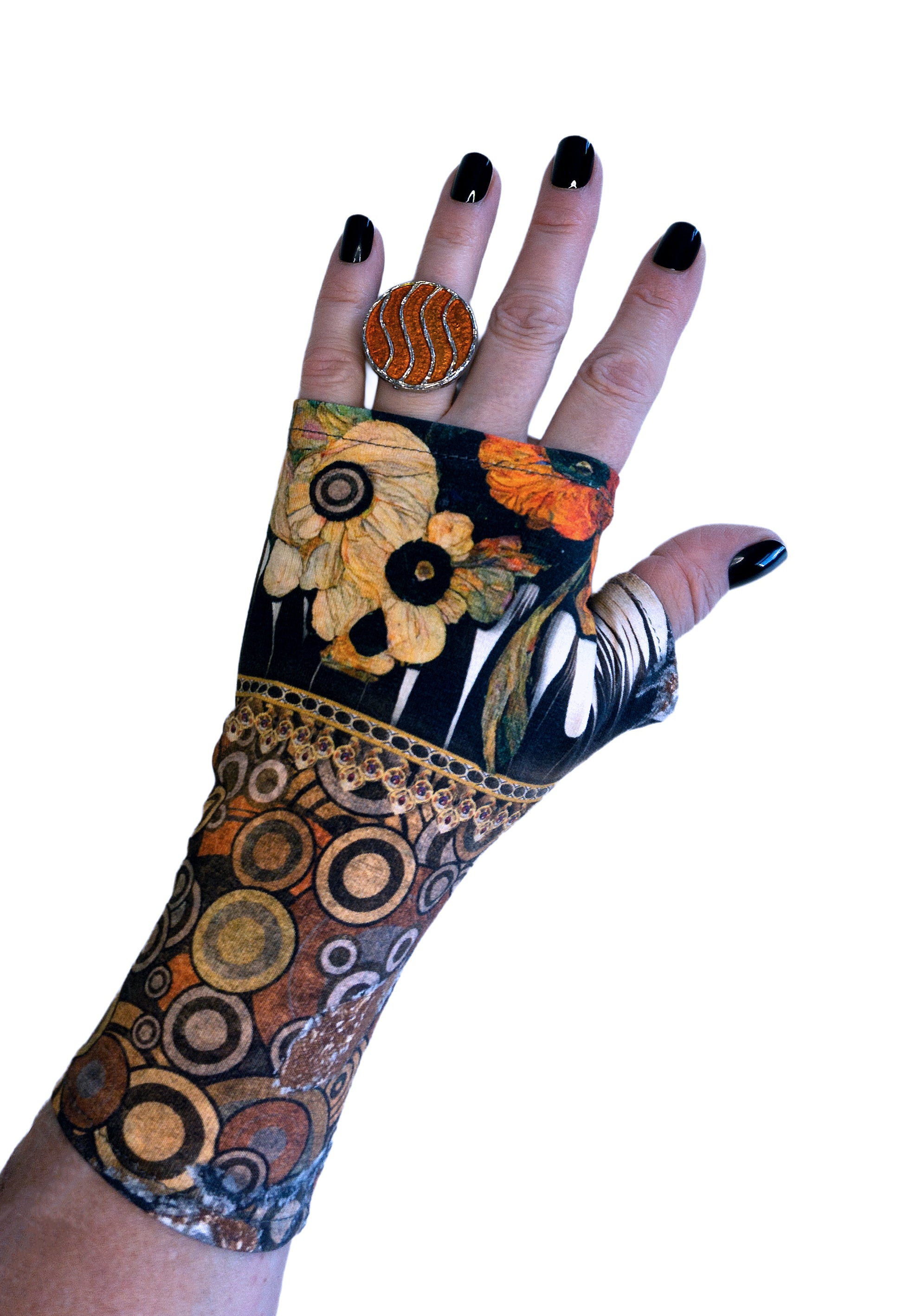 auf diesem Bild nur eine Hand mit dem Handschuh, lackierte Fingernägel und ein großer orange farbener Ring in silberner Einfassung, passend zum Handschuh als Anregung zur Tragemöglichkeit.