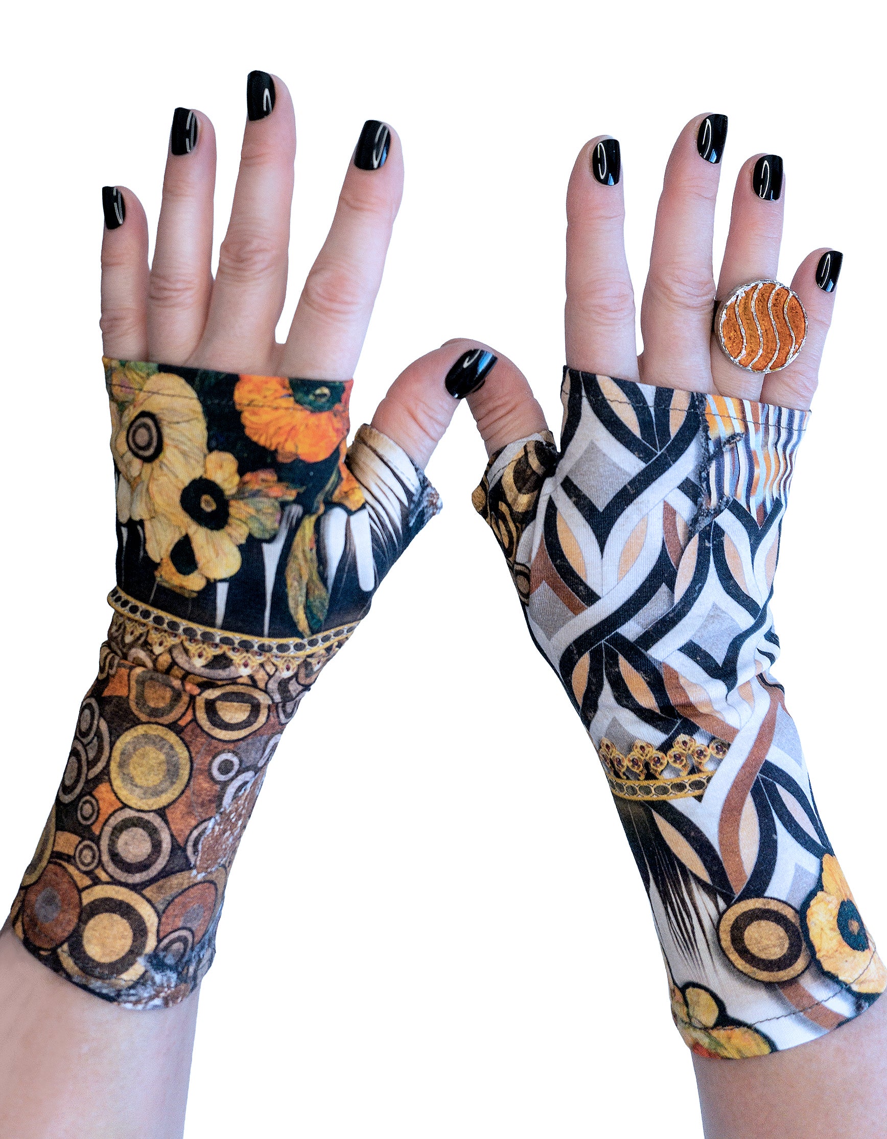 ein paar langlebige Damen Handschuhe fingerlos mit bunt abstrakten Muster in Herbst Tönen,  aus Baumwolle an Damen Händen fotografiert. Mit Ring orange in silberner Einfassung, passend zum Handschuh und lackierten schwarzen Nägeln, in Handarbeit hergestellt.