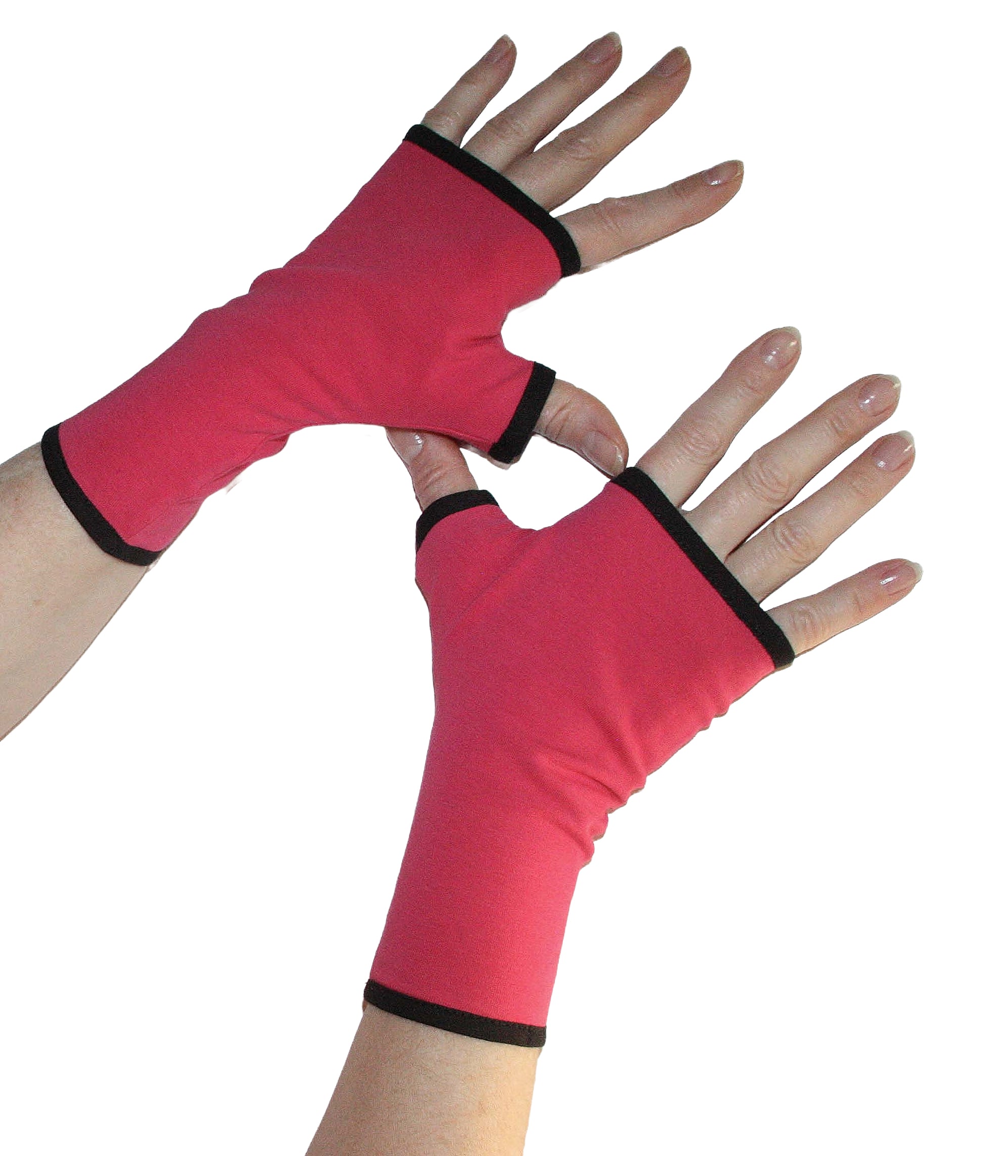 ein Paar Handschuhe fingerlos fotografiert an Damen Händen, Farbe pink mit schwarzen Futter und Paspel, aus Baumwolljesey. Qualität für besten Tragekomfort und mit Daumen zum Reinschlüpfen