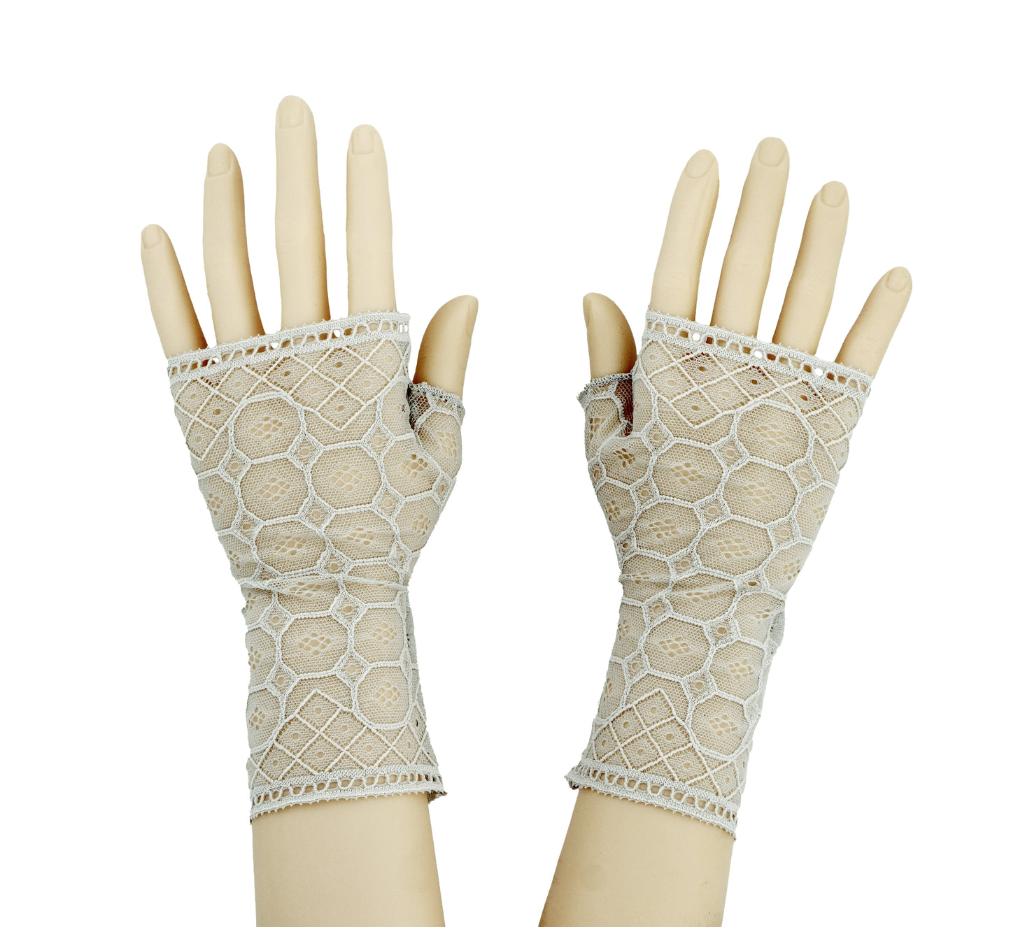 ein paar Handschuhe fingerlos an einer Puppe fotografiert, Länge 16 cm, Farbe seegras, aus Polyamid mit Elasthan, schöner Blickfang, einfarbiger Vintage Bauhaus Stil, hergestellt in Deutschland
