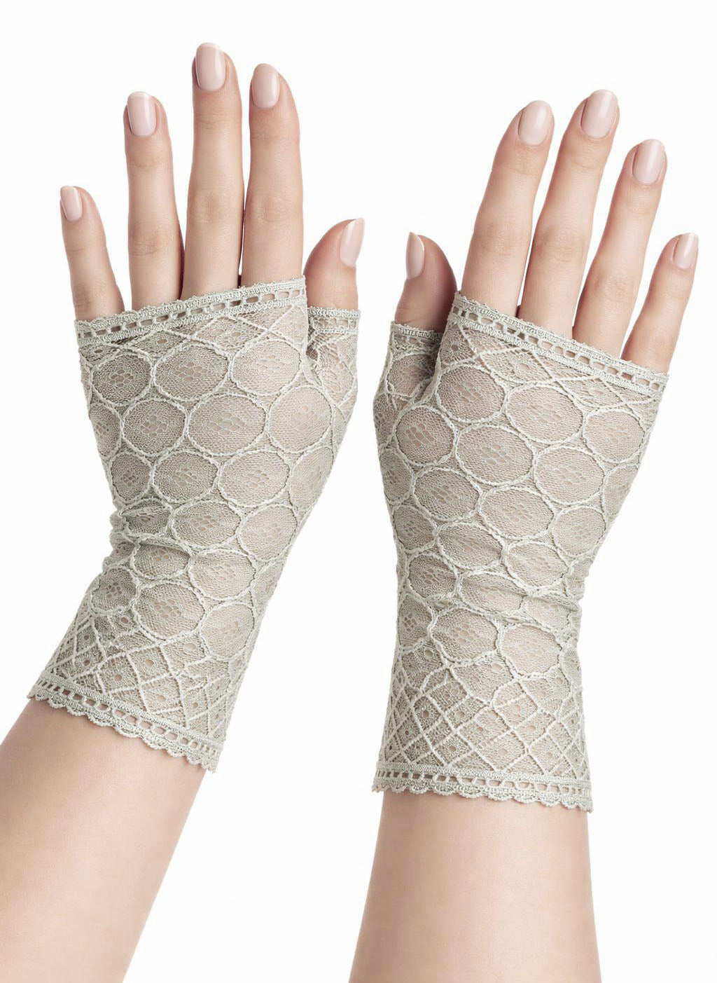ein Paar fingerlose Handschuhe an Damen Händen fotografiert, aus weicher Wäsche Spitze mit geometrischen Art Deco Mustern, Farbe kühles seegras. Gerade Bogenkante. Handgefertigt in Deutschland