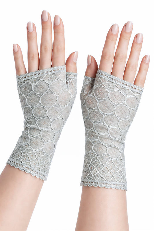 ein Paar Handschuhe an Damen Händen frontal fotografiert, aus weicher leichter Spitze mit geometrischen Art Deco Mustern, Farbe seegras. Sie sind fingerlos aber mit Daumen.
