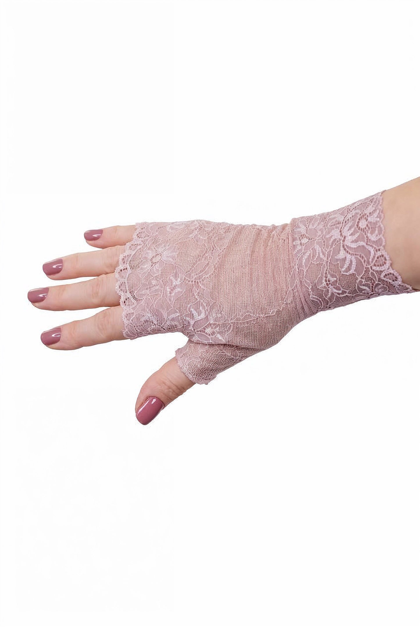 eine weitere Hand als Detailansicht des Handschuhs ohne Finger, Nägel rosa lackiert. Leicht elastisch, altrosa Farbe, super für Vintage Hochzeiten