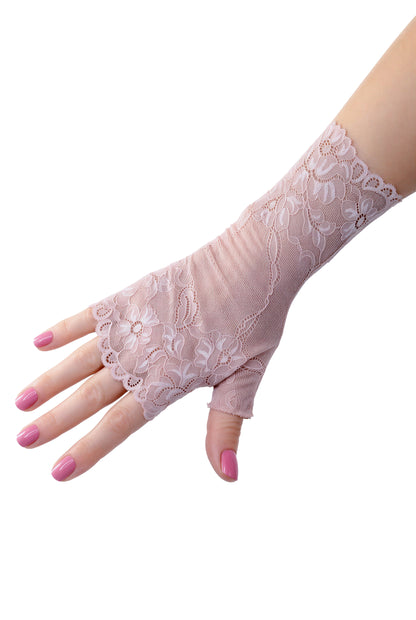 eine Hand als Detailansicht des nostalgischen Spitzenhandschuhs, Nägel rosa lackiert. Der Handschuh hat ein Jugendstil Muster mit Blumen und Bogenkante, er ist fest gearbeitet und doch zart.