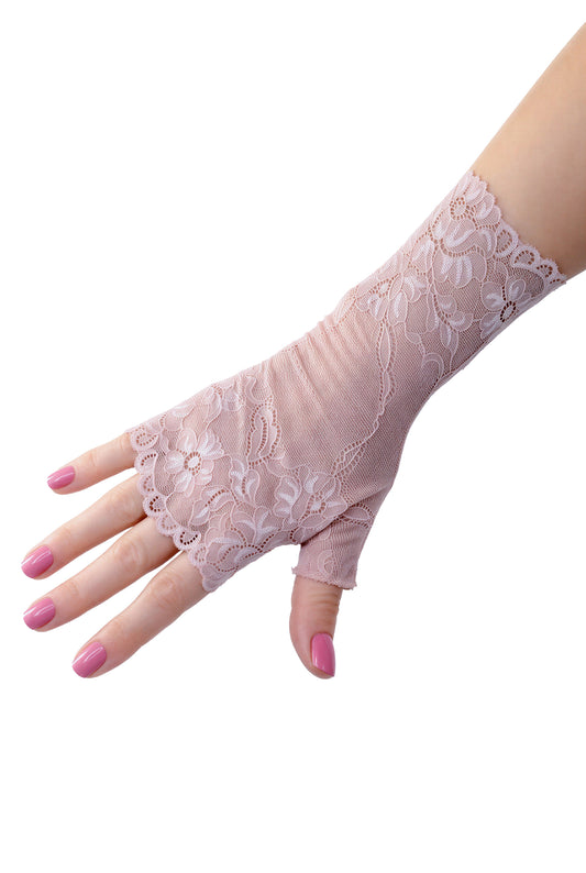 eine Hand als Detailansicht des nostalgischen Spitzenhandschuhs, Nägel rosa lackiert. Der Handschuh hat ein Jugendstil Muster mit Blumen und Bogenkante, er ist fest gearbeitet und doch zart.