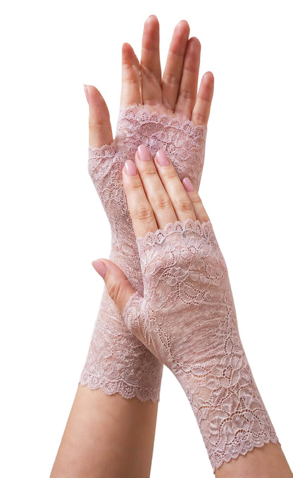 ein paar fingerlose romantische Handschuhe an Damenhänden übereinander gelegt fotografiert.
Länge 22 cm , Größen von XS bis XL für sehr kleine bis sehr große Hände. Handarbeit auf Bestellung, in Deutschland von Mouska Alfar hergestellt.