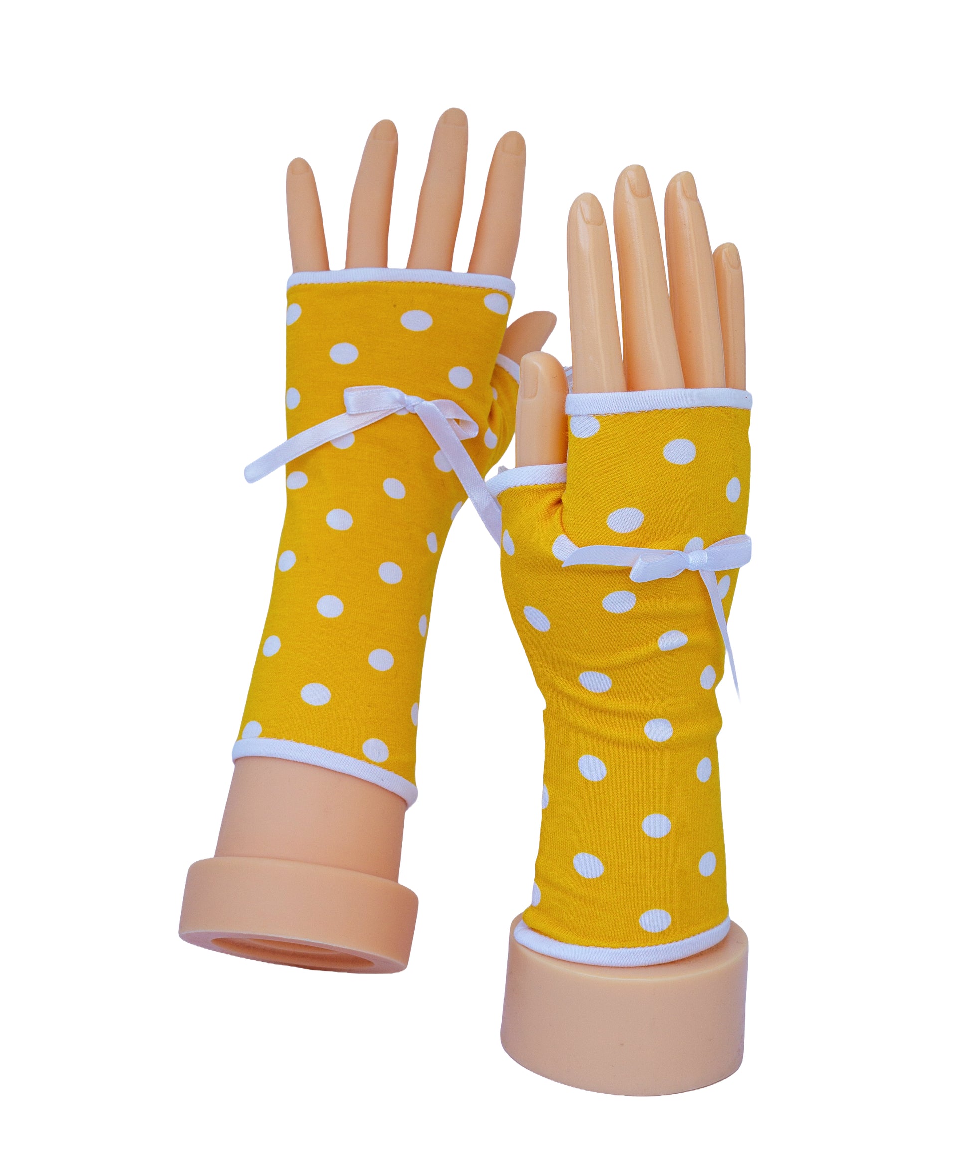 ein weiteres Paar fingerlose Rockabilly Pimp Up Handschuhe an Modellhänden Damen auf dem Tisch stehend fotografiert. Slow Fashion Hamburg Deutschland von Mouska Alfar Handarbeit