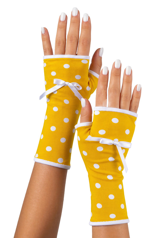 ein Paar Damen Handschuhe fingerlos in sonnengelb mit weißem Futter, Polkadots und Schleife verziert für Pin-Up+Rockabella Styles oder Tanztees am Sonntag. Die Fingernägel sind passend weiß lackiert. Beide Hände lehnen aneinander so daß man von allen Seiten die Details gut erkennen kann. Material ist hochwertiges Baumwolljersey. An allen Säumen mit einer Fake-Paspel umrandet - also Oberstoff gelb und an den Rändern 5 mm breiter Streifen weiss.