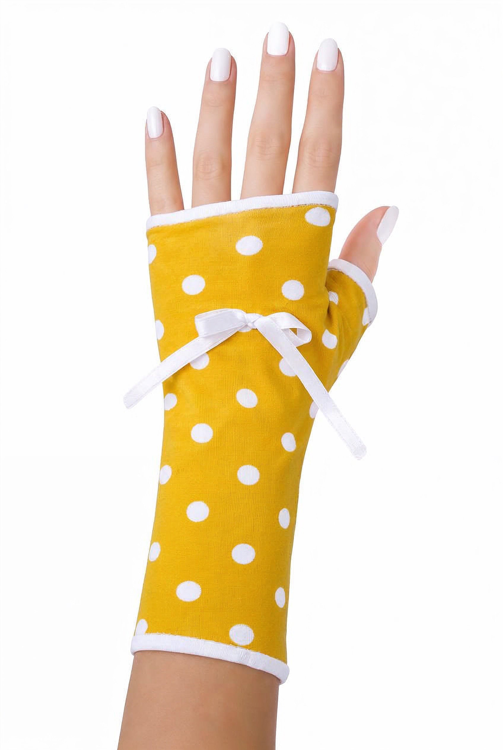 Detailansicht von nur  einer Hand, hier ist die Satinschleife schön sichtbar