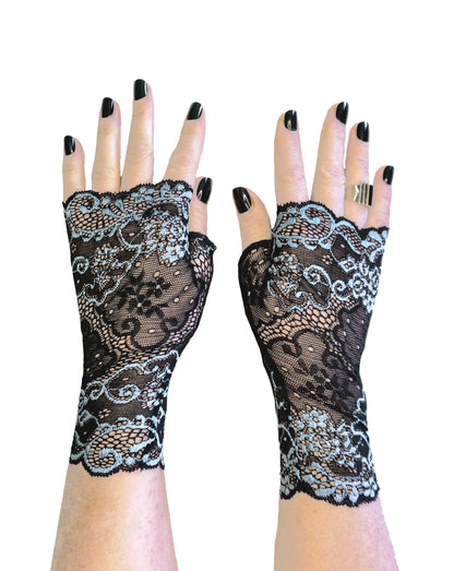 Schwarze fingerlose vintage Spitzenhandschuhe mit einer hellblauen Blumen-Stickerei und Bogenkante von Mouska Alfar