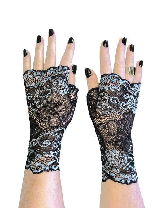 Schwarze fingerlose vintage Spitzenhandschuhe mit einer hellblauen Blumen-Stickerei und Bogenkante von Mouska Alfar