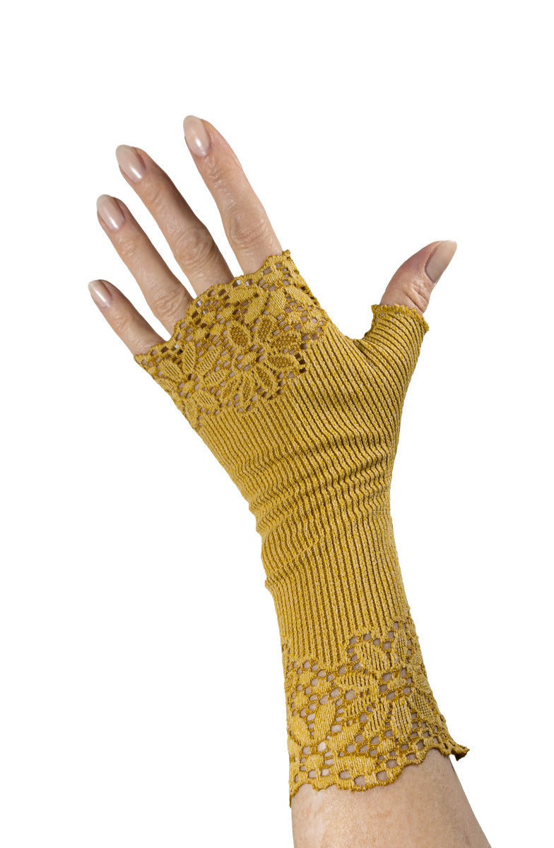 ein Paar luxus Handschuhe fingerlos im boho vintage style, Farbe senf mustache, Handarbeit auf Bestellung, abgebildet an einer Damen Hand, ein Handschuh der in den Himmel zeigt