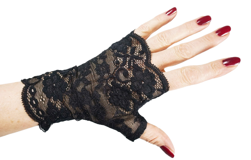 Ansicht eines einzelnen Handschuhs an einer Damen Hand mit rot lackierten Fingernägeln: schwarze Damen Handschuhe fingerlos aus Blumen Spitze im gothic bijoux style - handgefertigt, in 5 verschiedenen Größen, abgebildet in der Größe M für das gängigste Handmaß