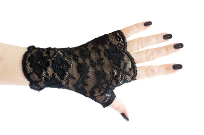 gothic Handschuh nochmal ein Einzelstück, also eine Damen Hand mit dem Handschuh getragen, mit schwarzem Nagellack lackierte Nägel, Größe medium