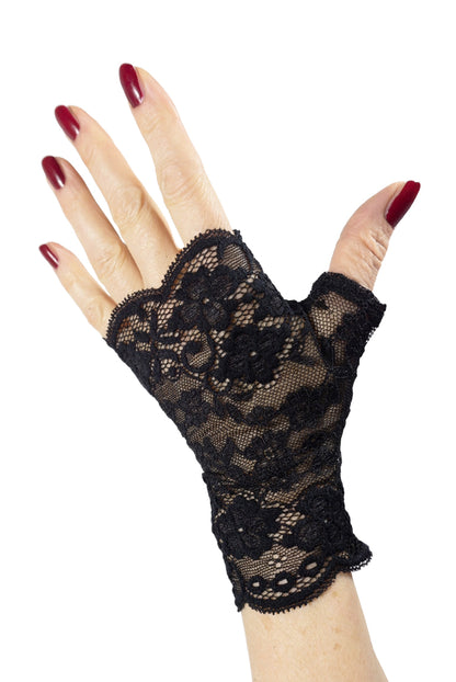 Handschuhe ohne Finger, aber mit Daumen zum Reinschlüpfen, super Passform, hochwertige Dessous Spitze aus deutscher Produktion mit Blumen Muster, abgebildet ein einzelner Handschuh an einer Damenhand die in die Luft gehalten wird mit rot lackierten Fingernägeln