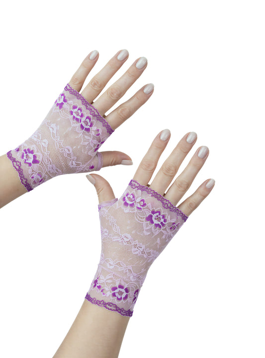 ein Paar Handschuhe fingerlos für Damen in "wild orchidee", schöne Bogenkanrten, nostalgisch. An zwei Frauenhänden fotografiert.